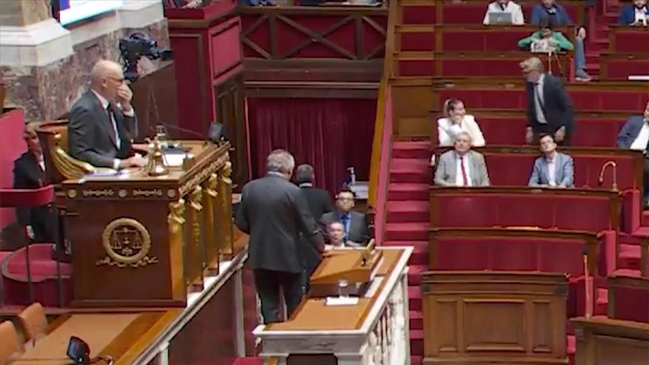 Fransa'da, tavandaki su sızıntısı nedeniyle Ulusal Mecliste oturuma ara verildi