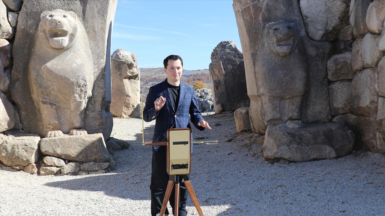 Dedesinin icadı temassız müzik aletini tanıtmak için dünyayı geziyor