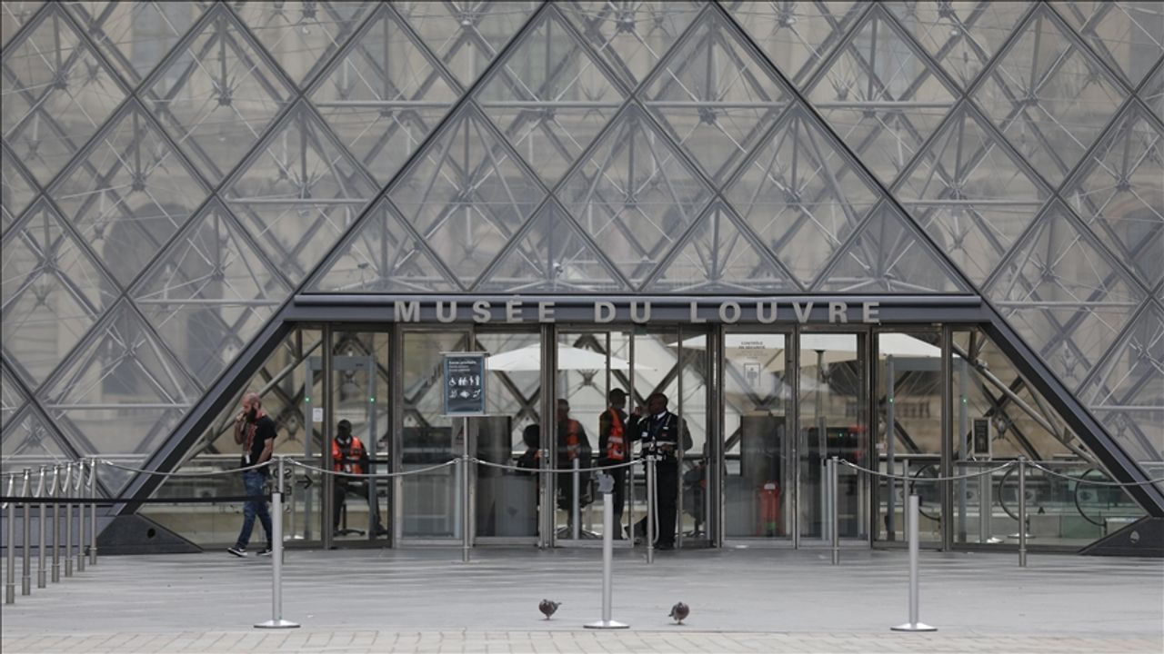 Fransa'da soygunun yapıldığı Louvre Müzesi'ndeki bazı mücevherler merkez bankasına taşındı