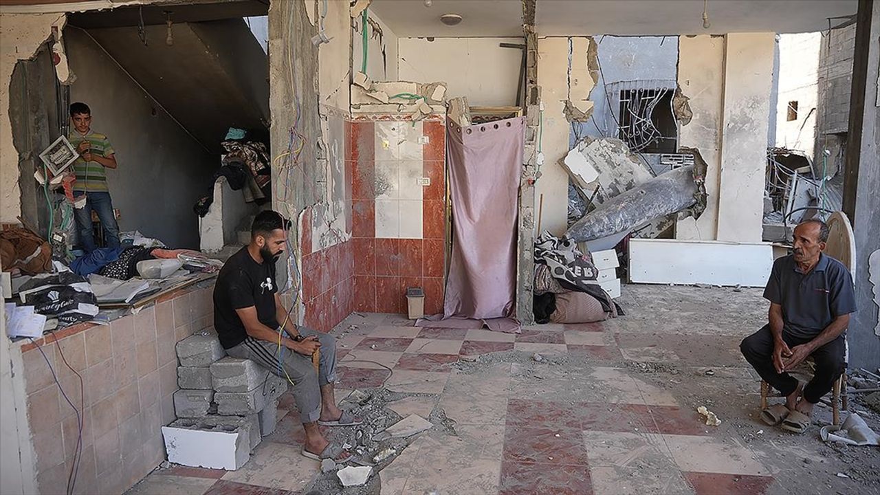 Gidecek yeri olmayan Filistinli aile evlerine düşen 'patlamaya hazır' bombayla yaşıyor