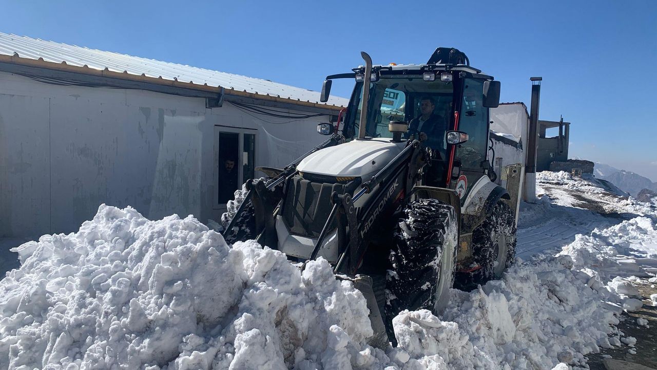 Hakkari'de kar nedeniyle kapanan üs bölgesinin yolu açıldı