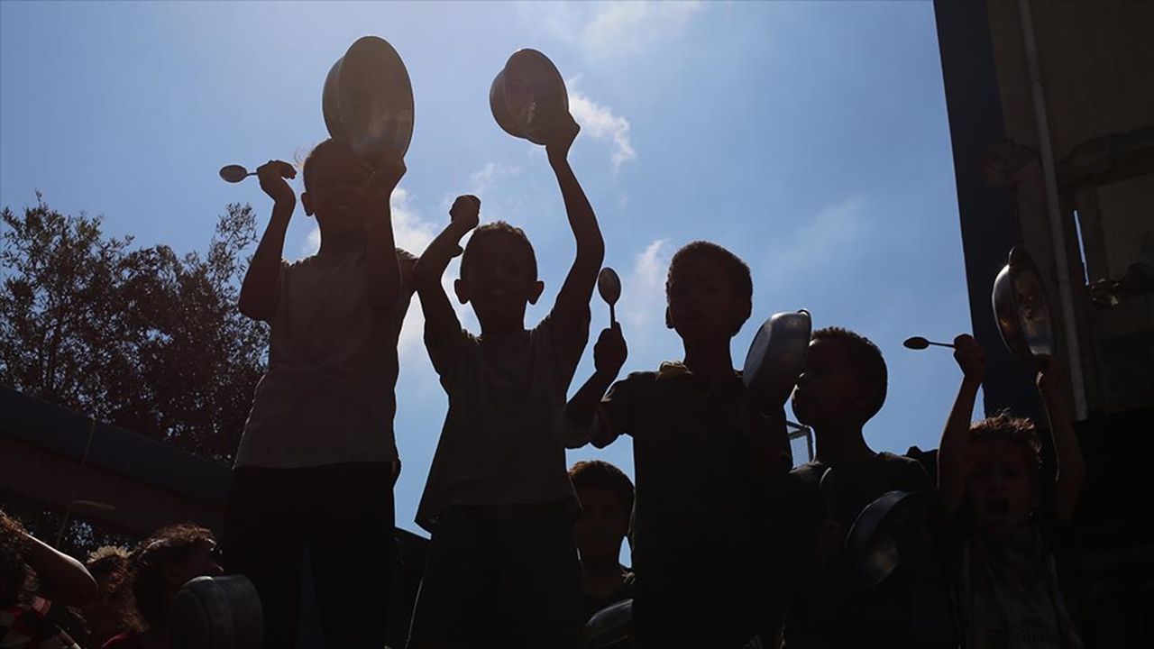 İsrail'in engellemesi nedeniyle UNRWA depolarında Gazze'ye aylarca yetecek gıda bekliyor