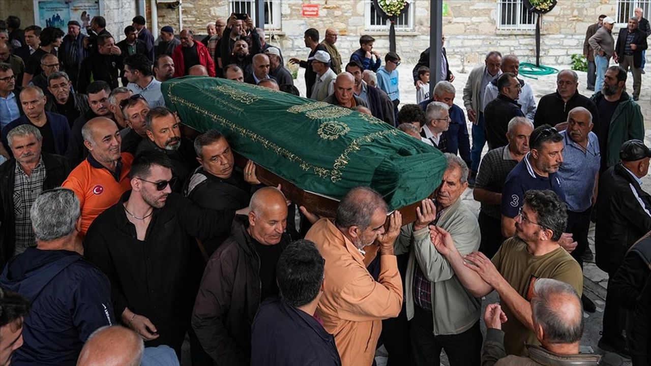 İzmir Foça'da selde kaybolan kişinin cenazesi defnedildi