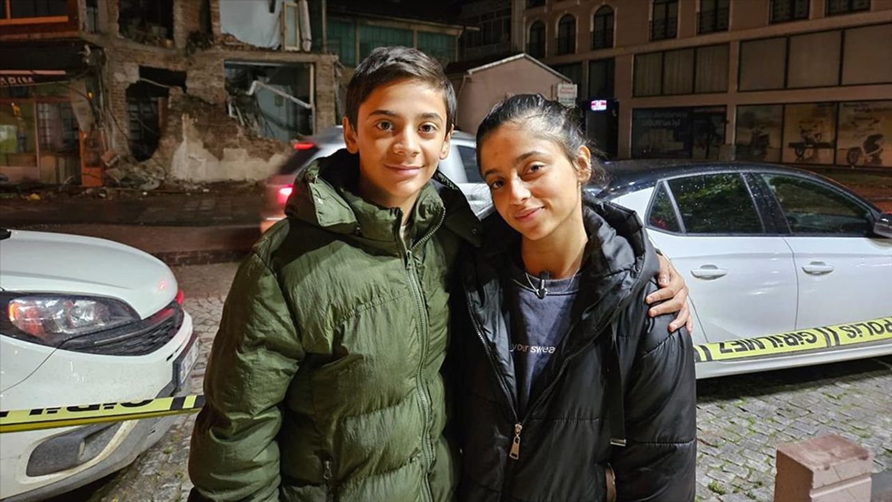 Sındırgı depreminde enkaz altında kalmaktan son anda kurtulan kardeşler o anları anlattı