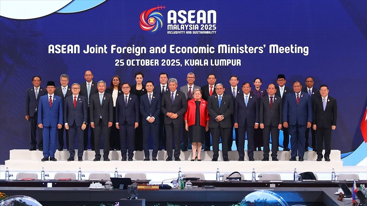 Tayland ve Kamboçya, sınır çatışmalarının ardından ASEAN'da 'barış anlaşmasına' imza attı