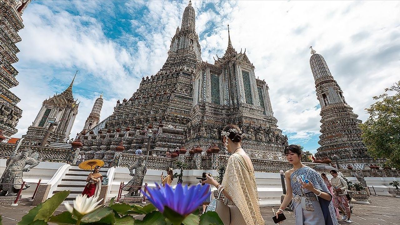 Tayland'ın turistik noktası Wat Arun Tapınağı, ziyaretçilerini ağırlıyor