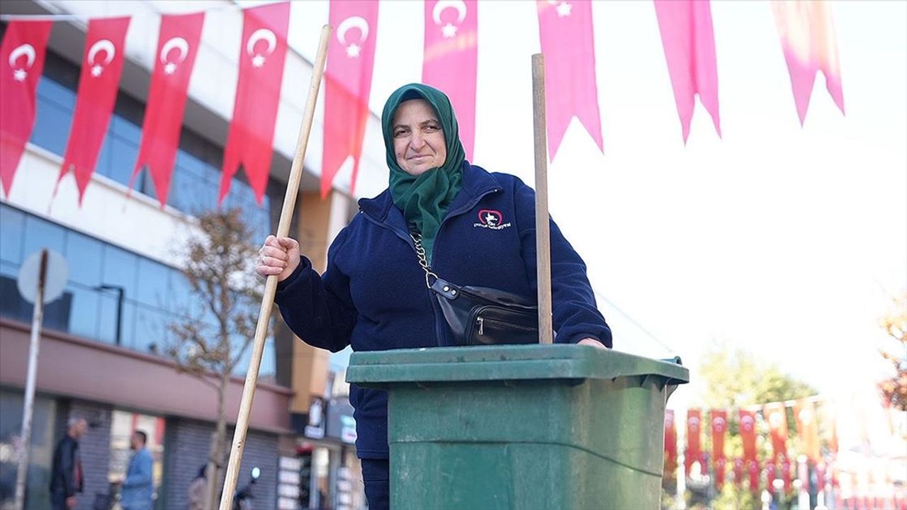 Temizlik işçisi sosyal deneydeki bayrak hassasiyetiyle gönüllere dokundu