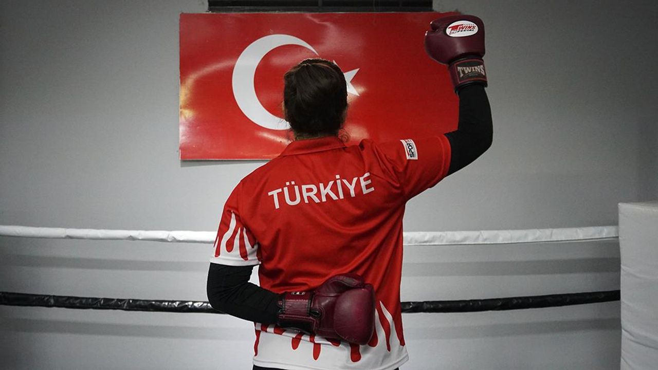 Genç kick boksçu Yağmur, Avrupa'daki başarısını büyükler kategorisine taşımayı hedefliyor