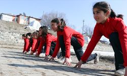 Ağrı'nın dağ köyündeki çocuk atletlerin şampiyonluk hayaline kar kış engel olmuyor