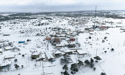 Karaman'da kar yağışıyla beyaza bürünen köyler dronla görüntülendi