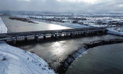 Kızılırmak Nehri ve tarihi Çetinkaya Köprüsü beyaz örtüyle kaplandı