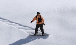 Kümbet Yaylası'nın karlı yamaçlarında snowboard etkinliği yapıldı