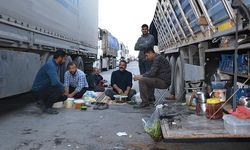 Sınırda geçiş için sıra bekleyen tır şoförleri hazırladıkları yemeklerle oruçlarını açıyor