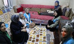 Üniversiteli gençler yaşlıların iftar sofralarını hazırlıyor