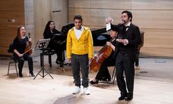 19. yüzyıl bestecisi Schubert, bu kez bir çocuğun mektubuyla sahnede "yardımlaşmayı" öğretiyor