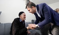 Bakan Kurum, Kahramanmaraş'ta yeni evlerine kavuşan depremzede aileye misafir oldu