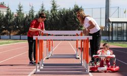 Diyarbakır'ın şampiyon kadın sporcuları yeşil sahada hem antrenör hem anne