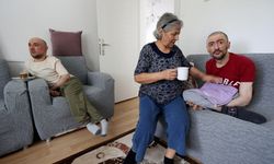 Engelli iki oğluna şefkatle bakıyor
