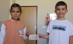 Kantinden aldığı parayı üstündeki yazıdan etkilenince sahibine teslim etti