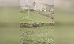 Kars'ta şiddetli fırtına bazı evlerin çatısına zarar verdi