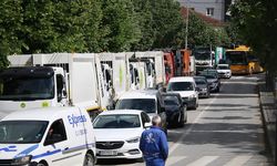 Kosova'nın başkenti Priştine'de çöpçüler belediye önünde greve gitti