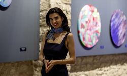 Ressam Seval Özcan'ın "Şaşırt Beni İstanbul" sergisi noktanın sonsuzluğunu ele alıyor