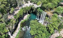 Antalya'da serinlemek isteyenler Düden Şelalesi'nde yoğunluk oluşturdu