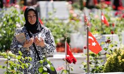 Bayramın ikinci gününde Edirnekapı Şehitliği'ne ziyaretler devam etti