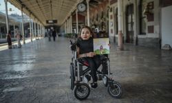 Cam kemik hastası Çağla, tekerlekli sandalyeyle Türkiye turu yaptı, kalemiyle ilham oldu