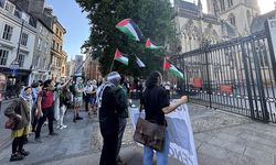 Cambridge öğrencileri, İsrail'le ilişkilerin kesilmesi talebiyle çadırlar kurarak eylem başlattı