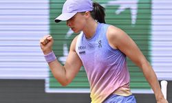Fransa Açık'ta Swiatek, eski Wimbledon şampiyonu Rıbakina'yı eleyerek çeyrek finale yükseldi