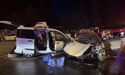 Gaziantep'te otomobil ile hafif ticari araç çarpıştı, 5 kişi öldü, 2 kişi yaralandı