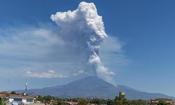 İtalya'da Etna Yanardağı güçlü şekilde kül ve lav püskürttü
