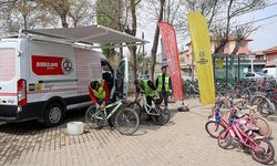 Konya'da, kırsal bölgelerde çocukların bisikletini belediye personeli tamir ediyor