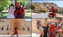 Türkiye'yi gezen "Örümcek Adam" Mardin'de