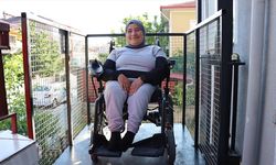 Merdivenleri inip çıkamayan Bengisu evinin balkonuna yapılan asansörle engelleri aşıyor