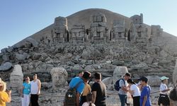 Nemrut Dağı'nda ziyaretçi yoğunluğu artıyor