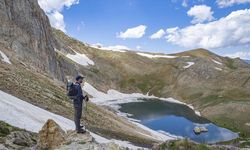 Tunceli dağlarının zirvesindeki Buyer Gölü doğaseverlerin rotası oldu