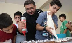Yaz tatilinde öğrencilere gönüllü gastronomi dersi veriyor