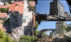 Balıkesir Sındırgı'daki depremde ağır hasar gören binalar kontrollü şekilde yıkılıyor
