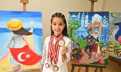 Çamaşır ipine mandalladığı resimlerle yeteneği keşfedilen küçük ressam: Fatıma Erva Eren