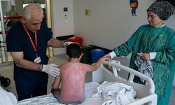 Güneşte 4 saat kalan çocuk, ikinci derece yanıkla hastanelik oldu