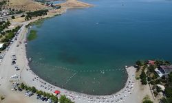 Hazar Gölü sahili kavurucu sıcaktan bunalanların adresi oluyor