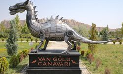 Hurda demirlerden yapılan "Van Gölü Canavarı" heykeli 350 bin liradan satıldı