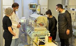 İç organları dışarıda doğan bebek, ailesi ve doktorların kararlılığıyla yaşama tutundu