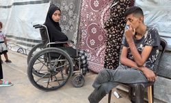 İsrail saldırısında bacaklarını kaybeden Gazzeli kardeşler, aynı tekerlekli sandalyeyi dönüşümlü kullanıyor