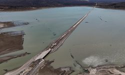 İzmir'de barajda su seviyesi düşünce eski İzmir-Çeşme kara yolu ortaya çıktı