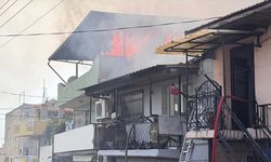 İzmir'de bir evde başlayıp çevredeki konutlara sıçrayan yangın kontrol altına alındı