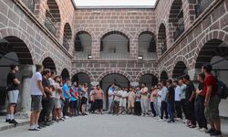 Kamp için Hakkari'ye gelen gençler, yörenin tarihi ve doğal güzelliklerine hayran kaldı
