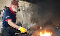 Mücahit usta demire şekil vermek için 70 yıldır çekiç sallıyor